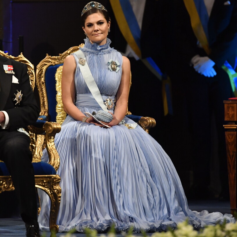 En drömsk kronprinsessa i isblått på Nobelfesten 2017. Kronprinsessan Victorias Nobelklänning 2017