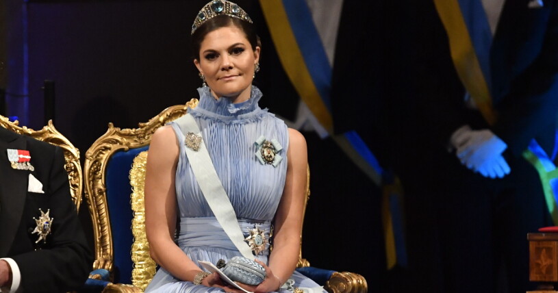 Kronprinsessan Victoria bar en himmelsblå klänning under Nobelfesten 2017. Kronprinsessan Victoria