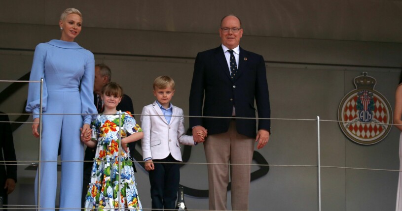 Furstinnan Charlene, prinsessan Gabriella, prins Jacques och prins Albert