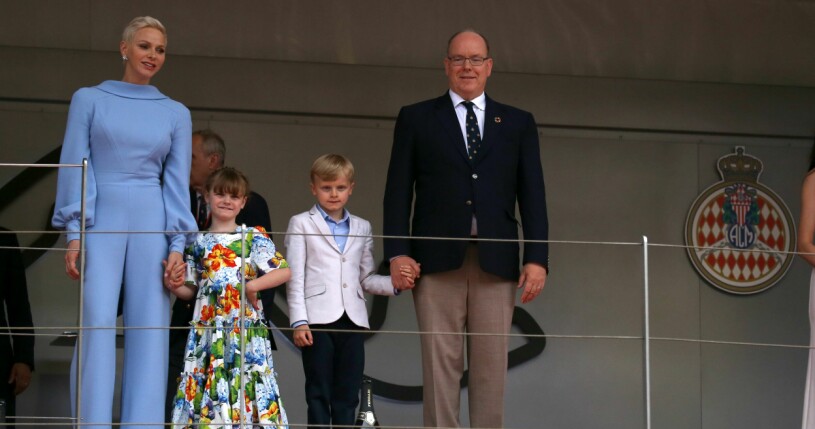 En lite mer uppåt furstefamilj, i alla fall utåt. Furstinnan Charlene, prinsessan Gabriella, prins Jacques och prins Albert