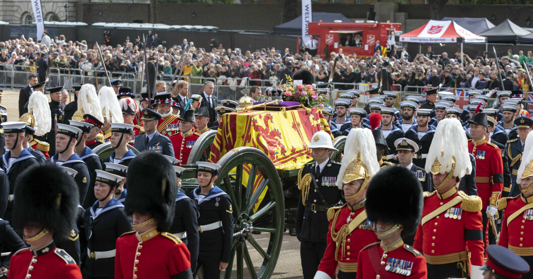 Kistan är dekorerad med föremål som påstås vara värda flera miljoner pund. Drottning Elizabeths kista