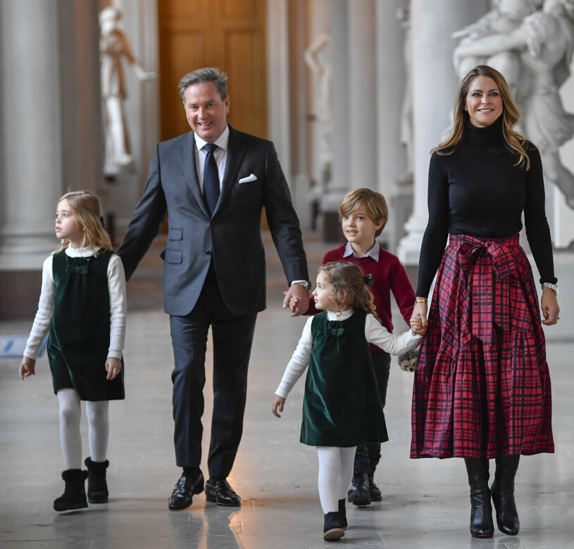 Chris och Madeleine med hela sin familj på slottet i dag. Chris O’Neill slottet granar prinsessan Madeleine familjen