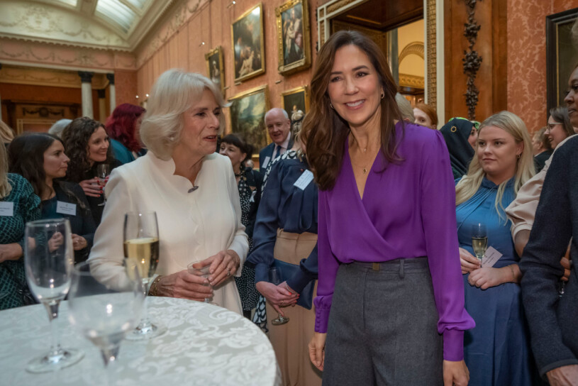 Kronprinsessan Mary var hedersgäst vid mottagningen som slutade med rasistbråk och mediestorm. Kronprinsessan Mary. med drottning Camilla på Buckingham Palace