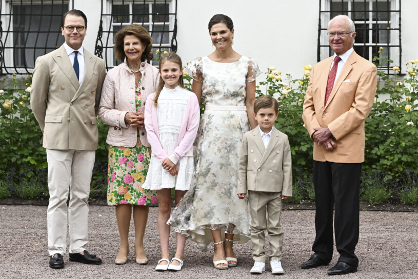 Kung Carl Gustaf, Drottning Silvia, prinsessan Estelle, kronprinsessan Victoria, prins Oscar och prins Daniel vid firandet av kronprinsessan Victorias födelsedag på Solliden, Öland