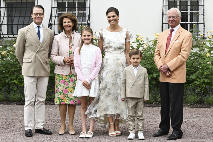 Victoria strålade! Kung Carl Gustaf, Drottning Silvia, prinsessan Estelle, kronprinsessan Victoria, prins Oscar och prins Daniel vid firandet av kronprinsessan Victorias födelsedag på Solliden, Öland