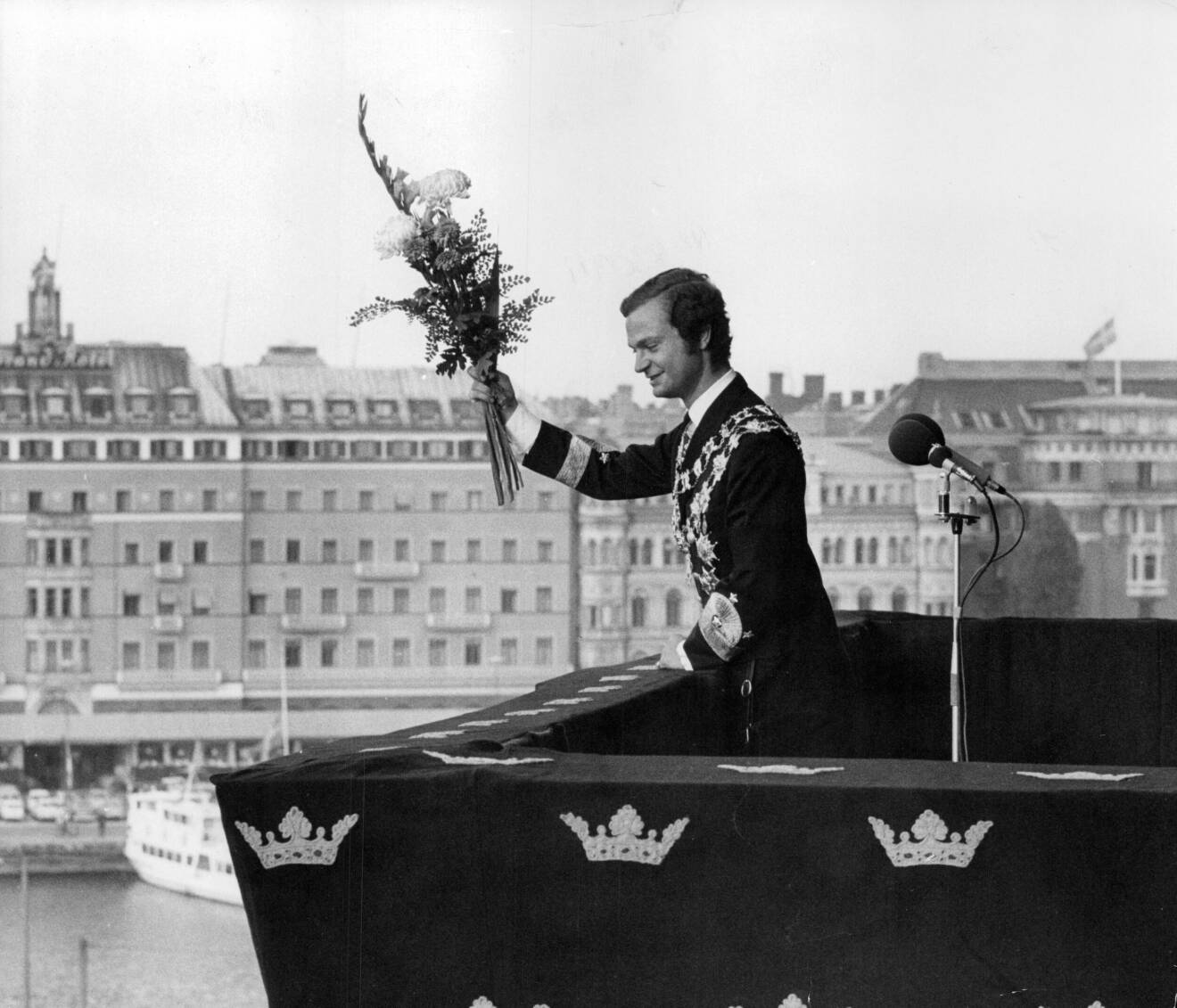 Stockholm 1973-09-19 Kung Carl XVI Gustaf vinkar till de hyllande folkmassorna i samband med trontillträdet