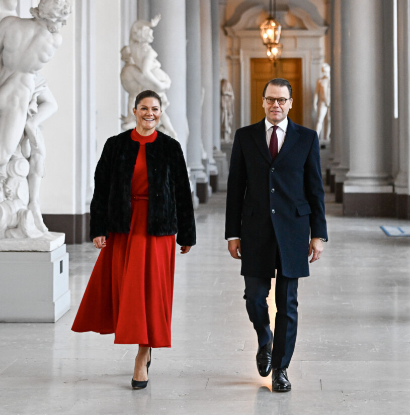 Vilket vackert par, båda i rött! Kronprinsessan Victoria och prins Daniel tog emot årets julgranar av Skogshögskolans studentkår i Umeå på Stockholms slott