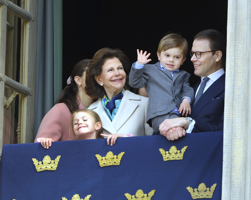 Såhär såg det ut på kungens födelsedag 2019! Prinsessan Estelle, drottning Silvia, prins Oscar, prins Daniel Kungens födelsedag, Kungliga slottet, Stockholm, 2019