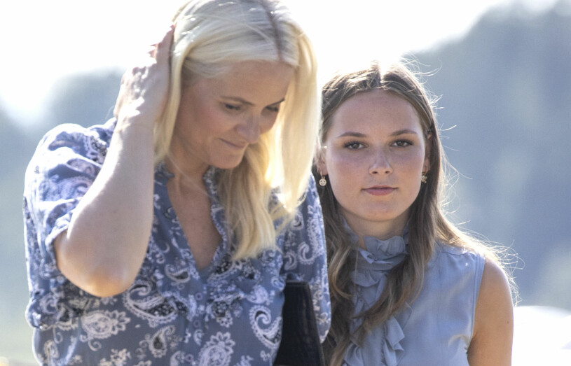 En tuff start på hösten för Ingrid Alexandra och hennes mamma Mette-Marit. Kronprinsessan Mette-Marit Prinsessan Ingrid Alexandra sjuk covid-19