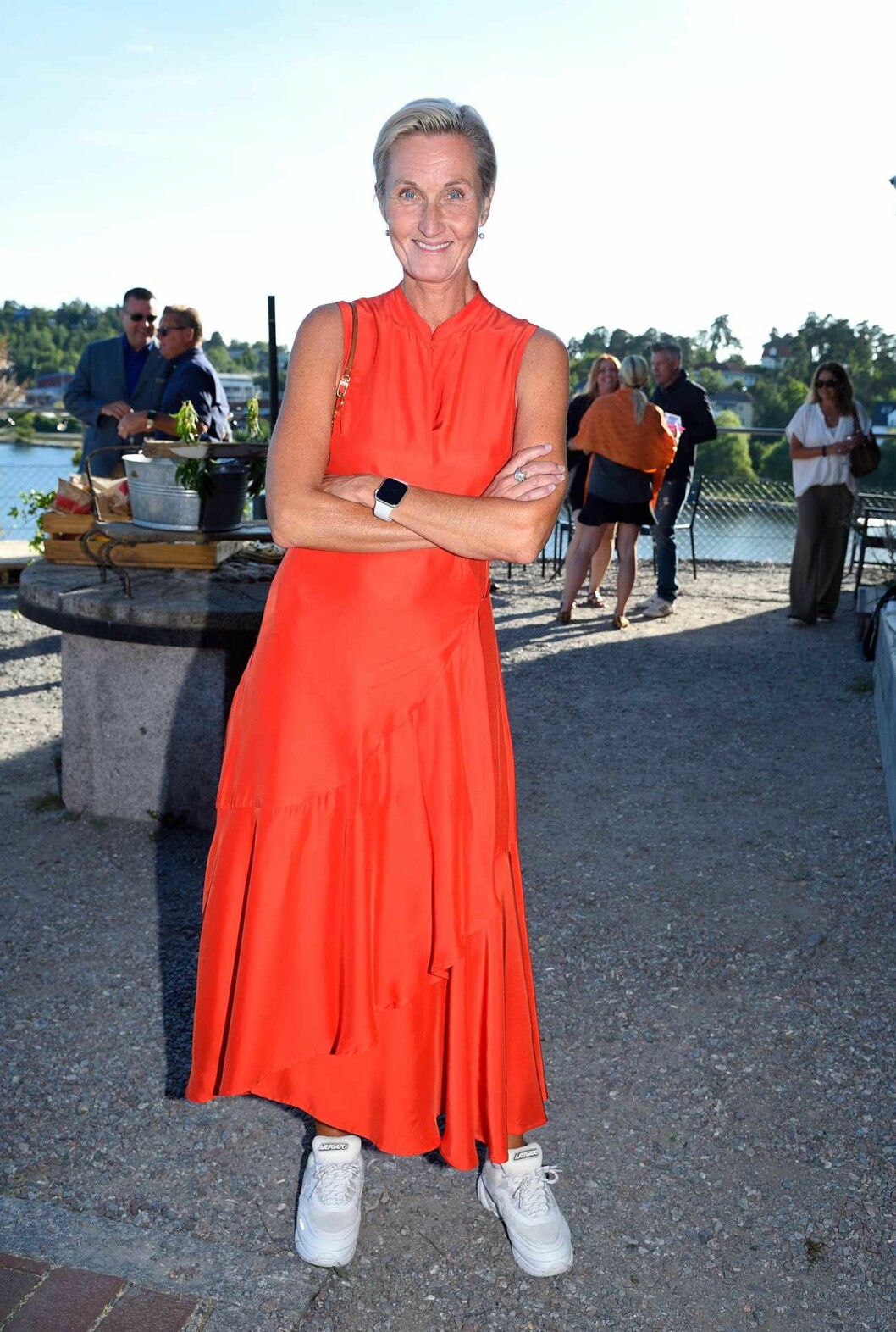 Christel Tholse Willers lyste upp skärgårdsmiljön med sin snygga röda klänning. Christel Tholse Willers lyste upp skärgårdsmiljön med sin snygga röda klänning.