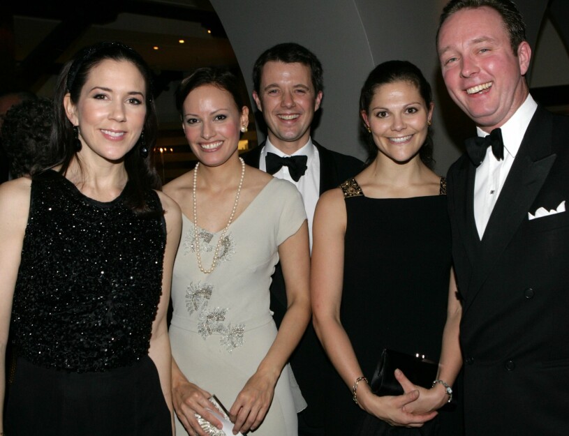 Victoria med sina sysslingar kronprins Frederik och prins Gustav – helgens brudgum. Till vänster Mary och bruden Carina Axelsson. Kronprinsessan Mary Carina Axelsson Kronprins Frederik Kronprinsessan Victoria och Prins Gustav