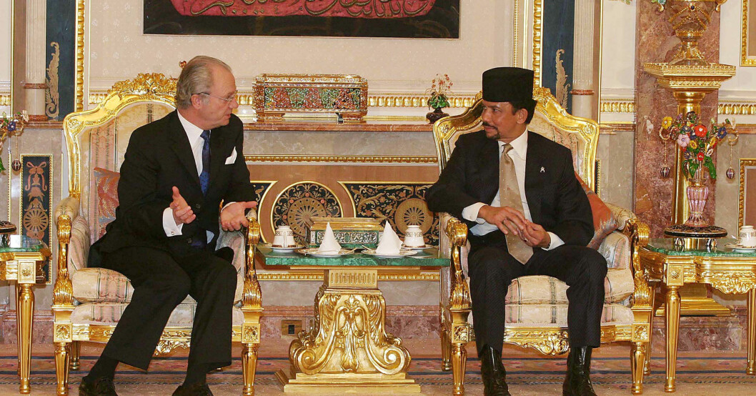 Kungen med Hassanal Bolkiah under statsbesöket 2004. Foto: Kung Carl Gustaf och Hassanal Bolkiah