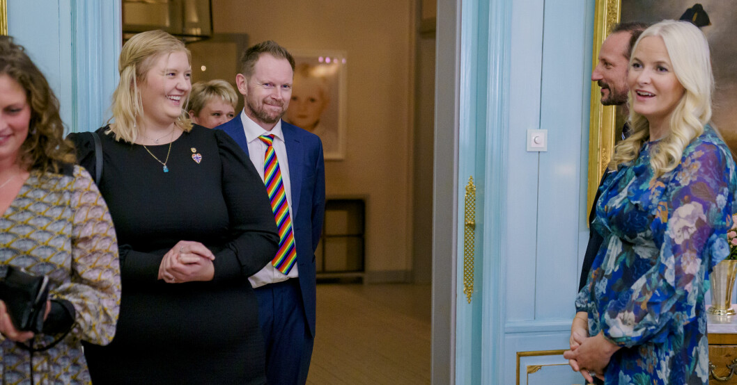 Kronprins Haakon och kronprinsessan Mette-Marit tar emot gäster på sitt hemmaslott i Skaugum. Kronprins Haakon och kronprinsessan Mette-Marit