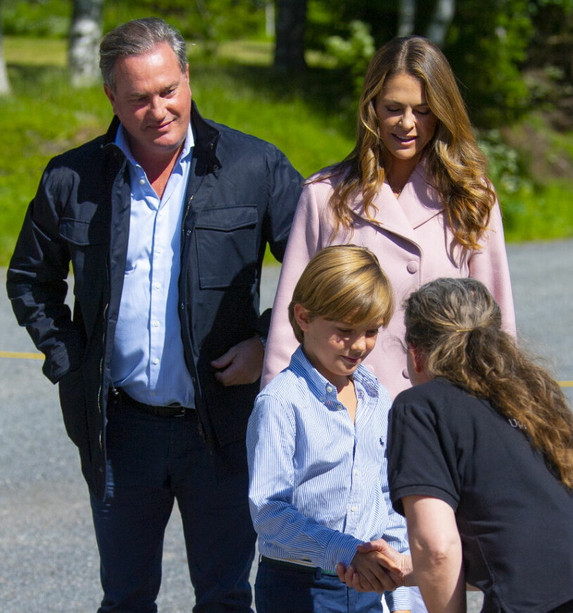 Chris, en mycket stolt pappa. Chris O’Neill och prinsessan Madeleine med prins Nicolas i Ångermanland 2022
