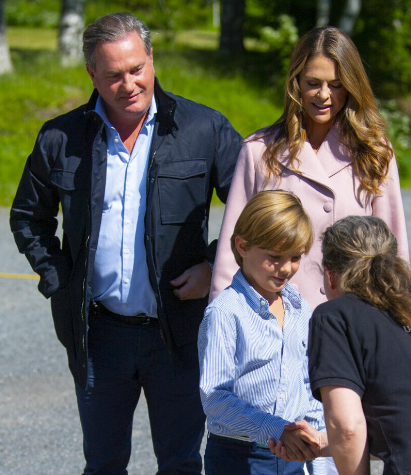 En stolt pappa som fick se sonen göra hertig-debut. Prins Nicolas på besök i sitt hertigdöme Ångermanland med pappa Chris O’Neill och mamma prinsessan Madeleine
