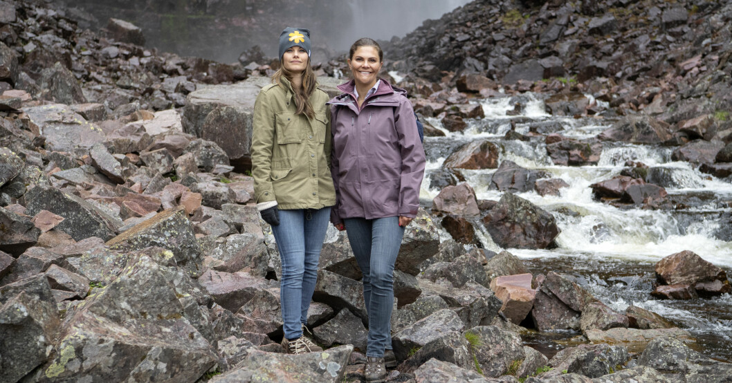 Kronprinsessan Victoria och prinsessan Sofia vid vattenfallet Njupeskär i Fulufjällets nationalpark under landskapsvandringarna. Victoria