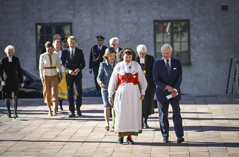 Drottning Silvia pratar med dåvarande ärkebiskop Antje Jackelén i samband med kyrkomötets öppnande, kanske på tyska? Drottning Silvia pratar med ärkebiskop Antje Jackelén