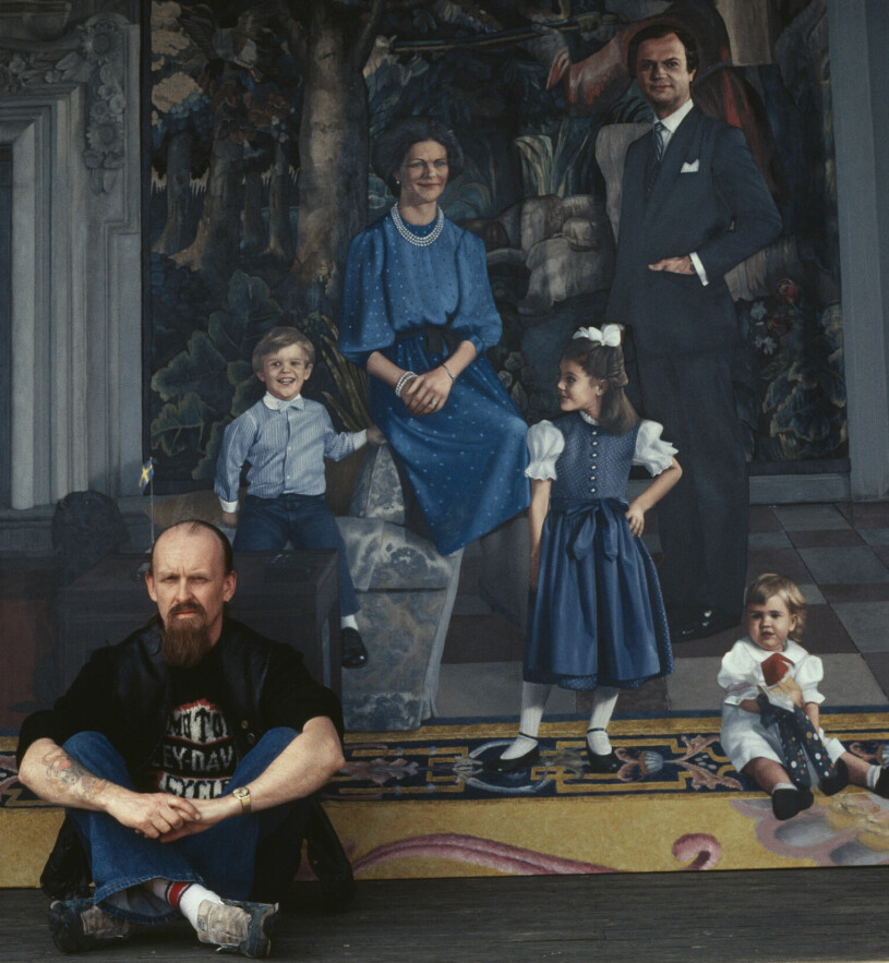 Konstnären John-Erik Franzén (1942-2022) framför paradporträttet av kungafamiljen. Konstnären John-Erik Franzéns målning av kungafamiljen