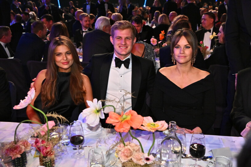 Prinsessan sitter bredvid racerföraren Marcus Ericsson och hans flickvän Iris Tritsaris Jondahl under galan. Racerföraren Marcus Ericsson med sin flickvän Iris Tritsaris Jondahl och prinsessan Sofia under Idrottsgalan 2023 i Avicii Arena.