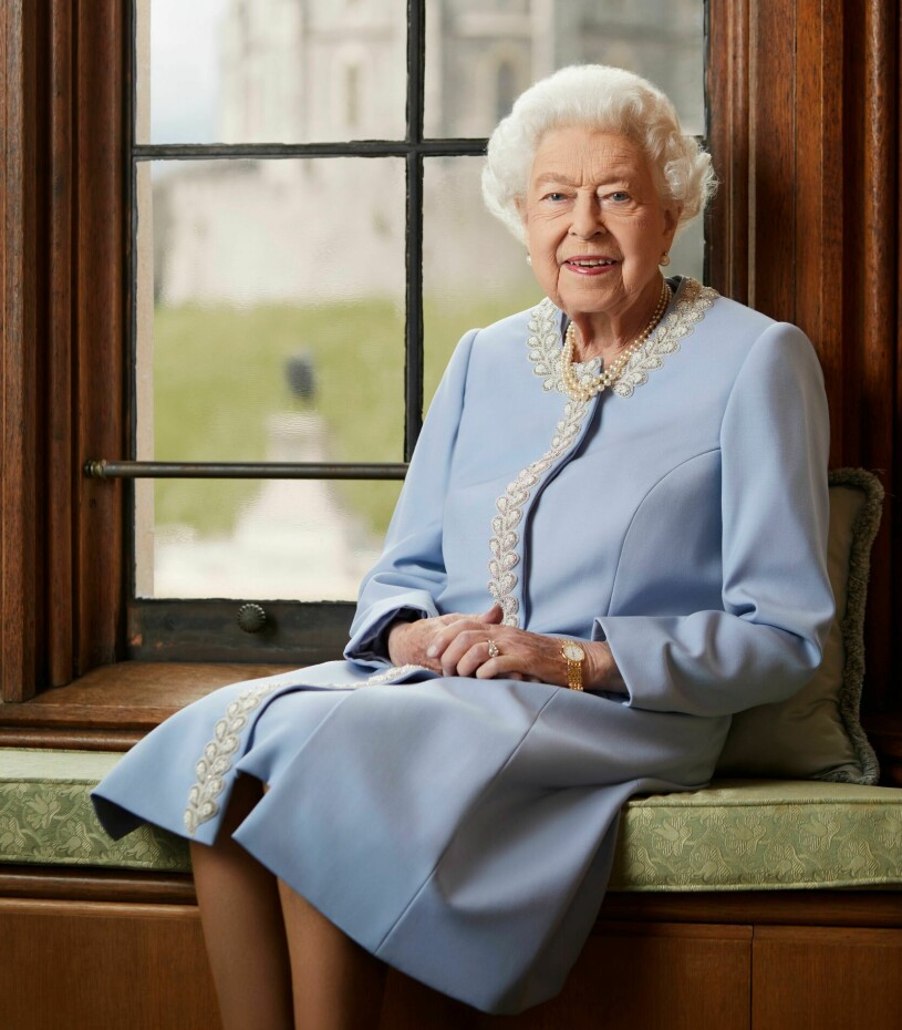 Drottning Elizabeth hemma i fönsterbänken – hennes nya officiella porträtt. Drottning Elizabeth 70 år på tronen