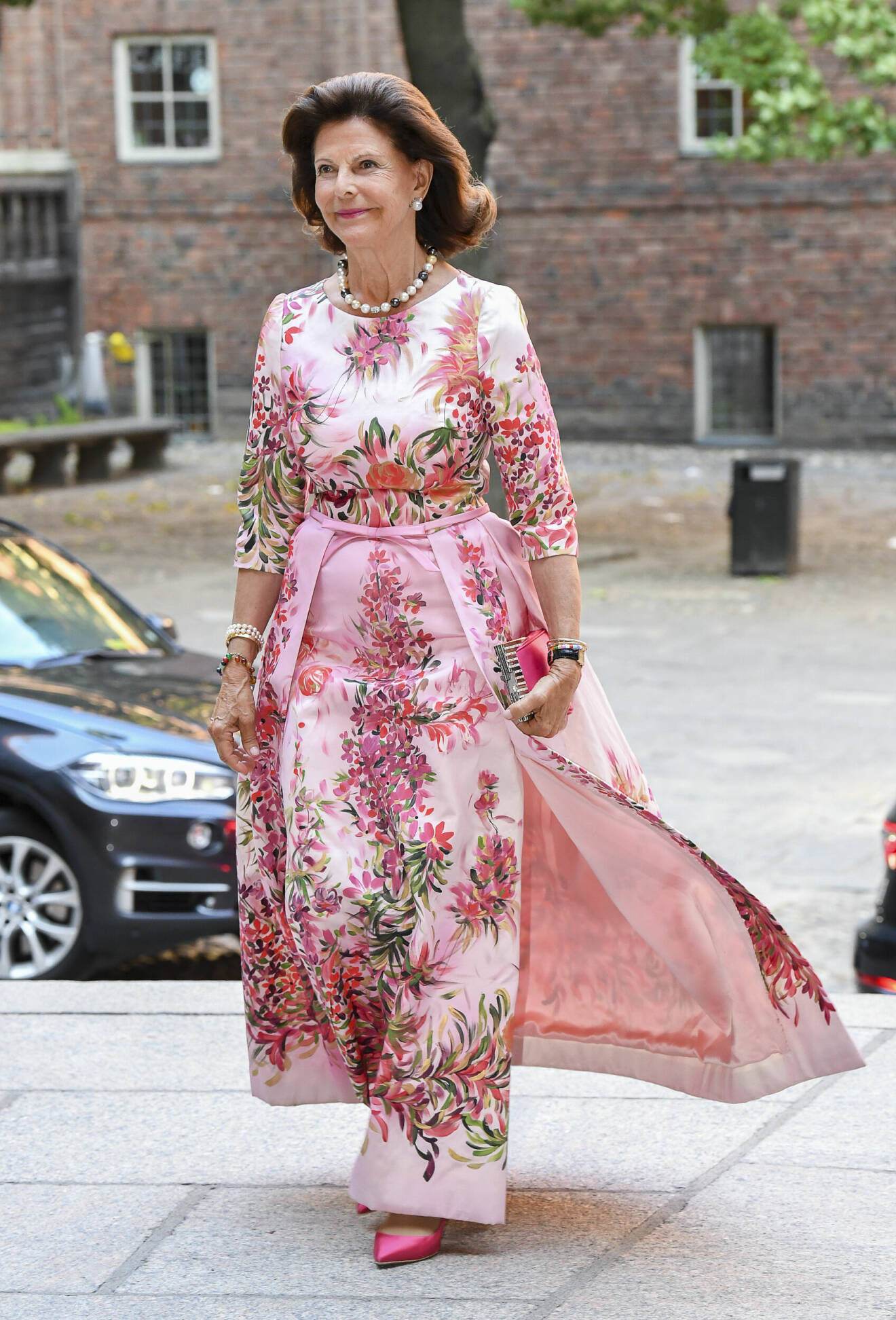 Drottning Silvia i rosa aftonklänning