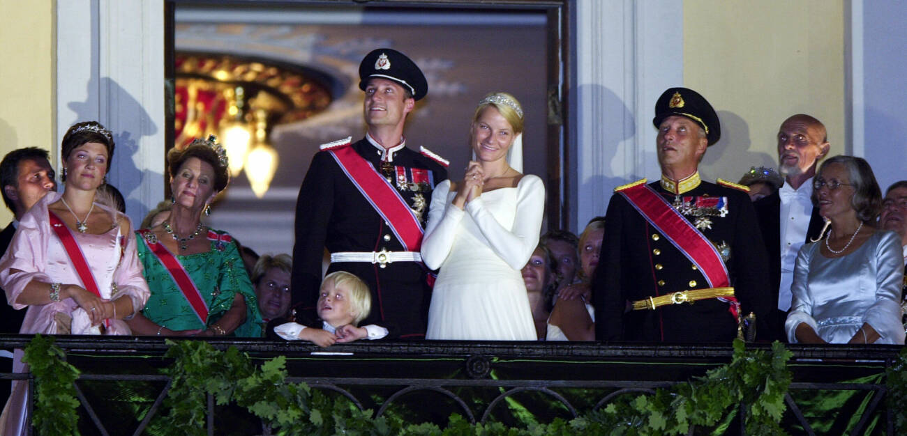Kronprinsessan Mette-Marit och kronprins Haakon nygifta på slottsbalkongen på sin bröllopsdag 2001