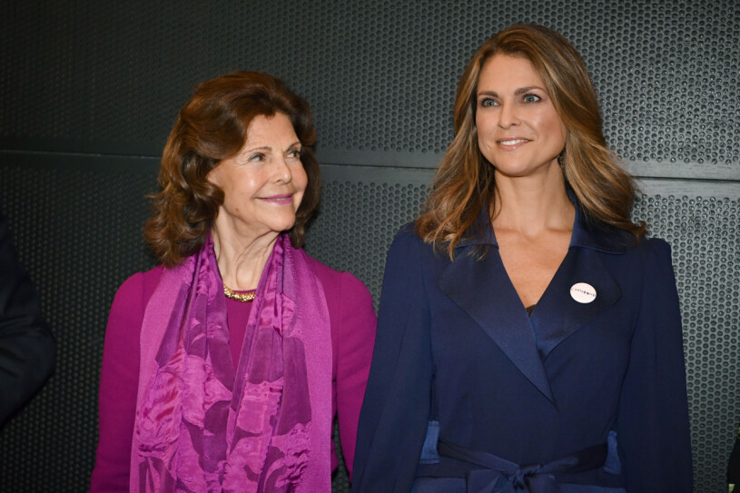Madeleine har på många sätt gått i sin mors fotspår. Drottning Silvia och prinsessan Madeleine anländer till utdelning av Childhoodpriset.