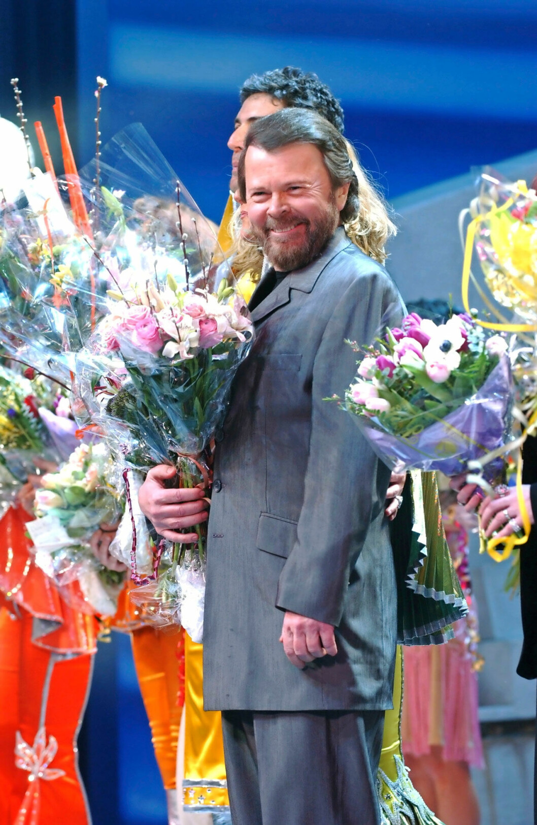 En glad och stolt Björn Ulvaeus i ett hav av premiärblommor! En glad och stolt Björn Ulvaeus i ett hav av premiärblommor!
