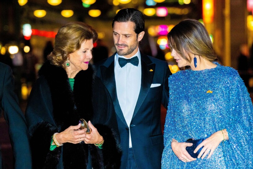 Det gnistrade om både drottning Silvia och prinsessan Sofia. Drottning Silvia och prinsessan Sofia i grön respektive blå paljetter