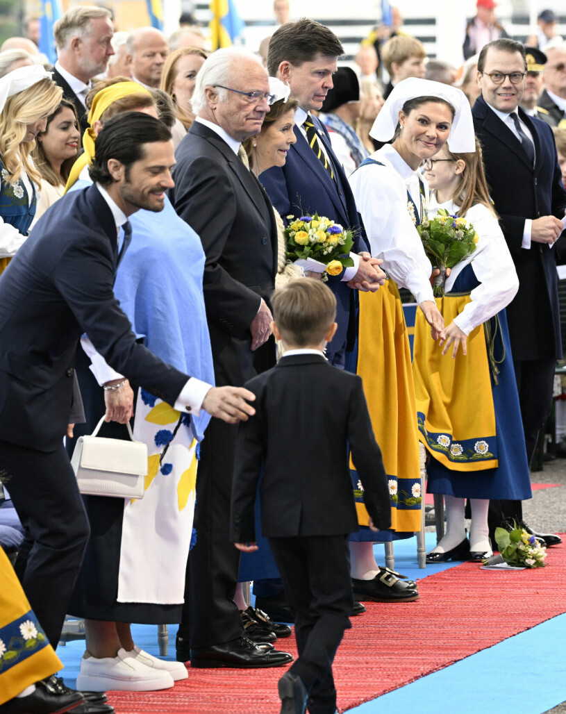 Morbror Carl Philip peppade med en klapp på axeln. Prins Oscar på Nationaldagen 2022