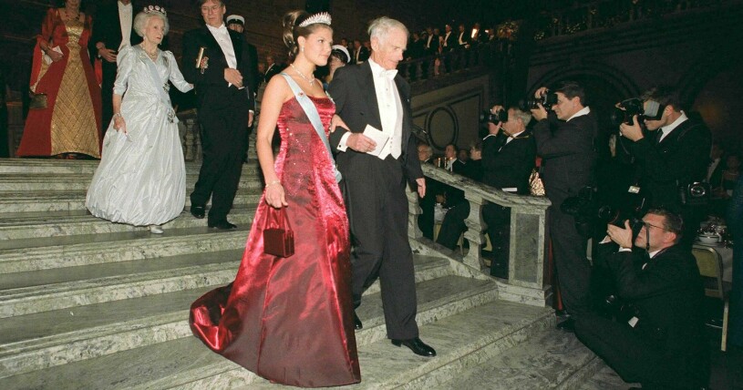 2001 var alla blickar på kronprinsessan Victoria och hennes röda blåsa. Kronprinsessan Victorias Nobelklänning 2001