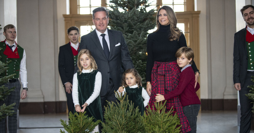 Prinsessan Madeleine, Chris O'Neill och barnen Leonore, Nicolas och Adrienne tar emot granar inför julfirandet från Skogshögskolans studentkår på Stockholms slott. Chris O'Neill, prinsessan Leonore, prinsessan Adrienne, prins Nicolas och prinsessan Madeleine