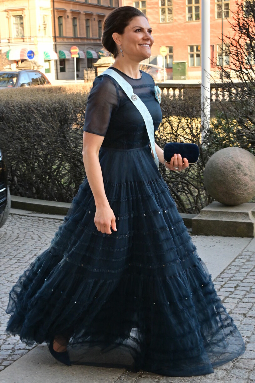 Kronprinsessan Victoria i midnattsblå aftonklänning från H&amp;M