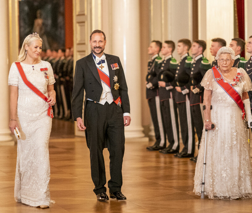 Mette-Marit är tillbaka i festvimlet, så efterlängtat! Kronprinsessan Mette-Marit Kronprins Haakon Prinsessan Astrid Stortingsmiddagen 2021