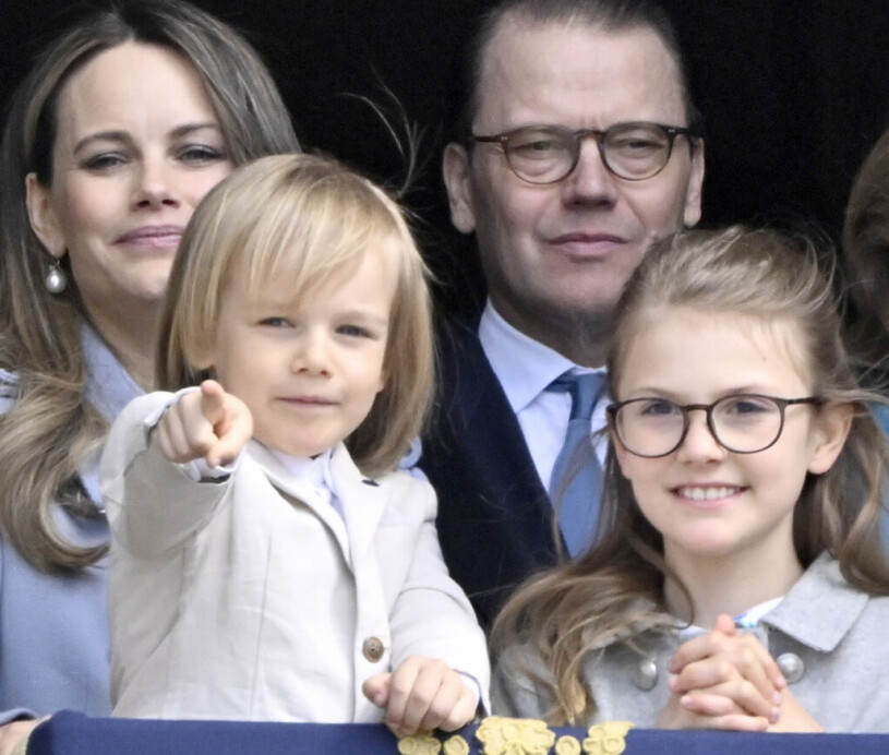 Prins Gabriel uppe i Ordenssalarnas fönster med sin kusin prinsessan Estelle. Prins Gabriel prinsessan Sofia prins Daniel och prinsessan Estelle på kungens födelsedag 2022