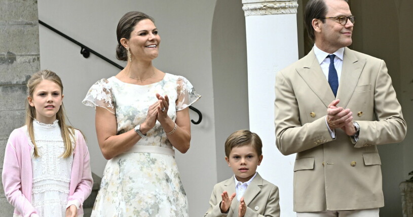 På torsdag börjar prins Oscar på samma skola som storasyster Estelle. Prinsessan Estelle, kronprinsessan Victoria, prins Oscar och prins Daniel