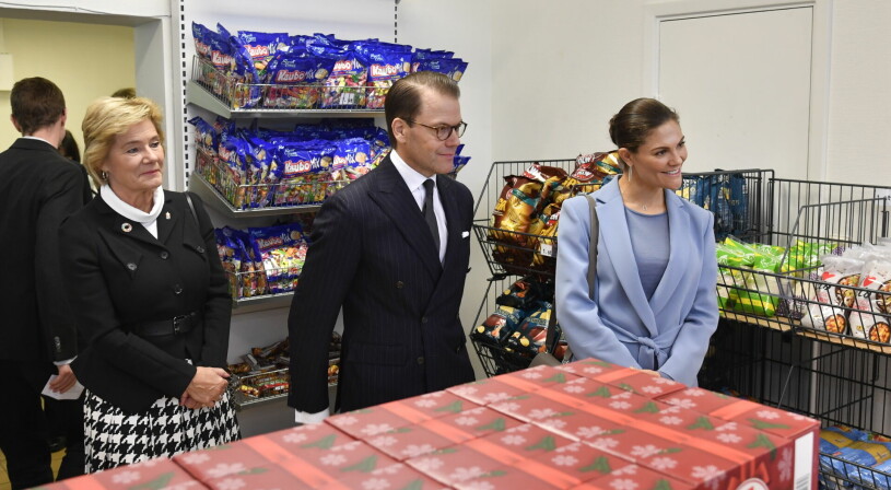 Victoria och Daniel på Matcentralen i Örebro. Efterfrågan på matkassarna ökade stort under pandemin. Kronprinsessan Victoria Prins Daniel Landshövding Maria Larsson Länsbesök Örebro Stadsmissionens Matcentral