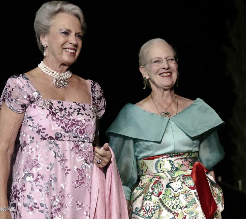 Brudgummens mostrar drottning Margrethe och prinsessan Benedikte. Drottning Margrethe Prinsessan Benedikte