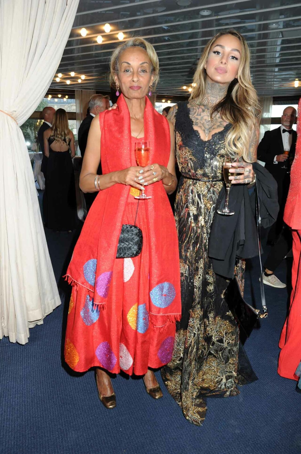 Konstnärinnan Cleo Kinnaman, Joel Kinnamans exfru, bjöd med mamma Kristine Wattenström. Konstnärinnan Cleo Kinnaman, Joel Kinnamans exfru, bjöd med mamma Kristine Wattenström.