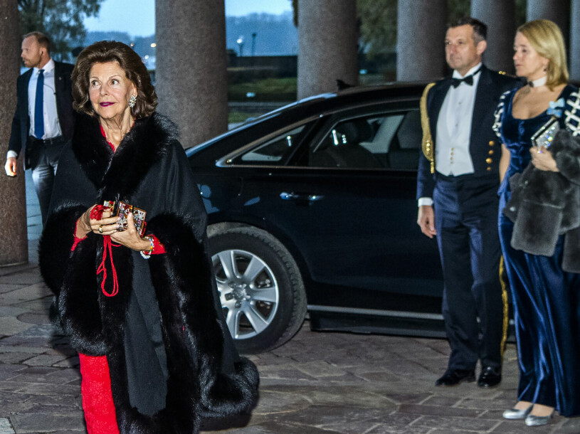 Drottningen sveper in i sin cape. Till höger kungens adjutant och hovdamen Harriet Bredelius. Drottning Silvia Hovdam Harriet Bredelius IVA 2021