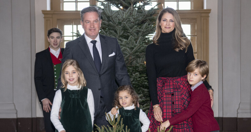 Chris O'Neill och prinsessan Madeleine med barmnen prinsessan Leonore, prinsessan Adrienne och prins Nicolas tar emot granar inför julfirandet från Skogshögskolans studentkår på Stockholms slott 2021. Chris O'Neill och prinsessan Madeleine med barmnen prinsessan Leonore, prinsessan Adrienne och prins Nicolas tar emot granar inför julfirandet från Skogshögskolans studentkår på Stockholms slott