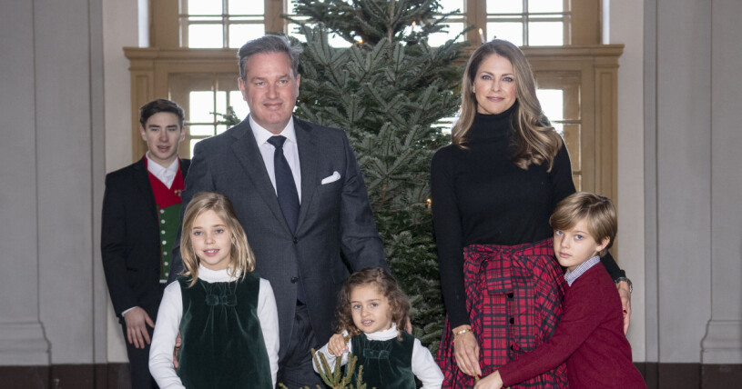 Chris O'Neill och prinsessan Madeleine med barnen prinsessan Leonore, prinsessan Adrienne och prins Nicolas tar emot granar inför julfirandet 2021