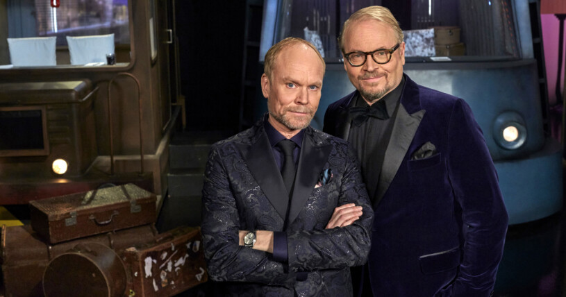 På spåret i SVT är många svenskars favoritprogram. Programledare Kristian Luuk och domare Fredrik Lindström På spåret SVT