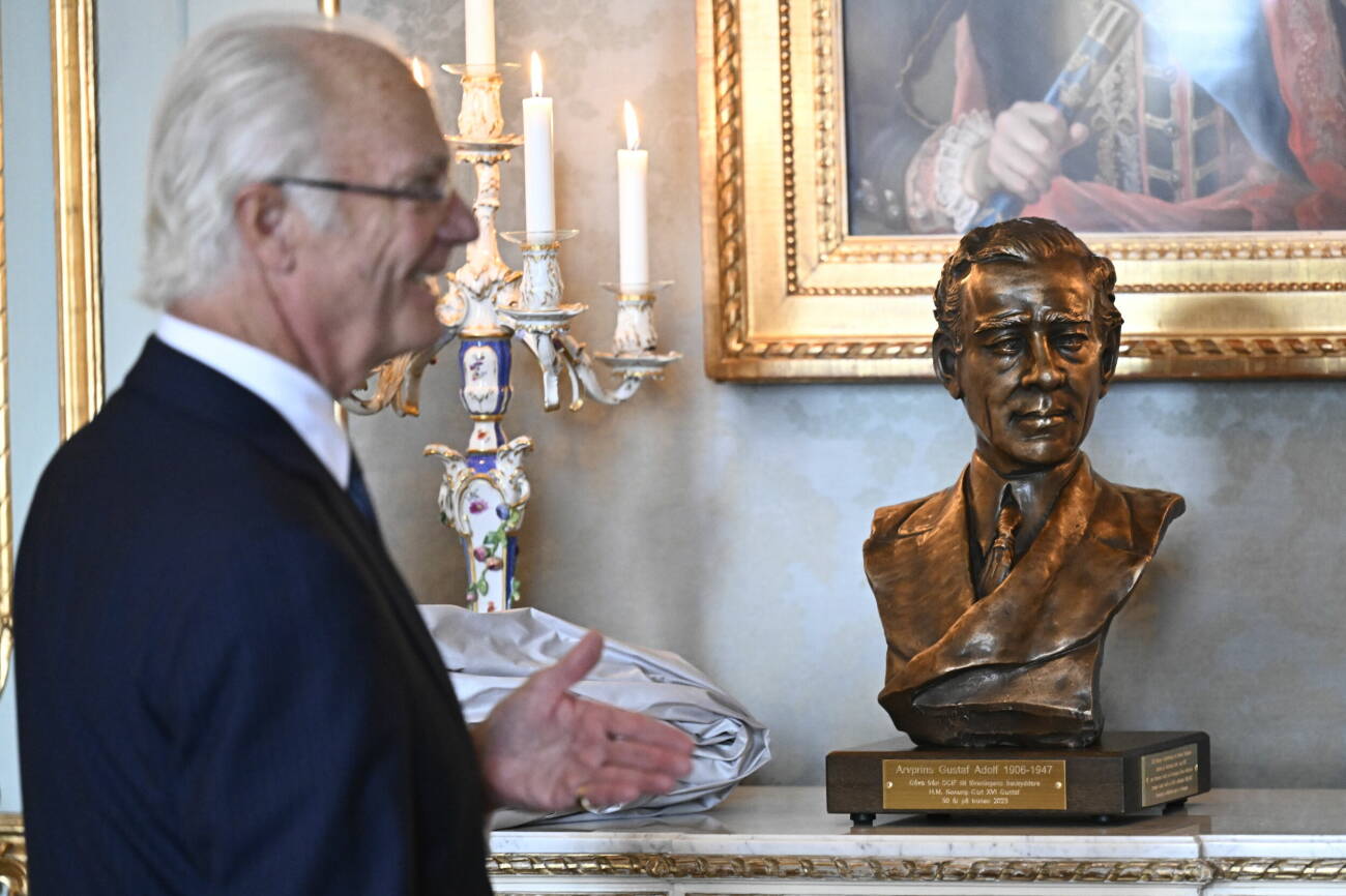 En byst föreställande Arvprins Gustaf Adolf överlämnades av Sveriges centralförening för idrottens främjande till kung Carl Gustaf för att gratulera kungen till 50 år på tronen.
