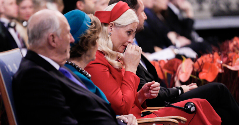 Kronprinsessan Mette-Marit kan inte dölja sina känslor – här börjar hon gråta under utdelningen av Nobels fredspris. Kronprinsessan Mette-Marit börjar gråta under utdelningen av Nobels fredspris i Oslo Rådhus