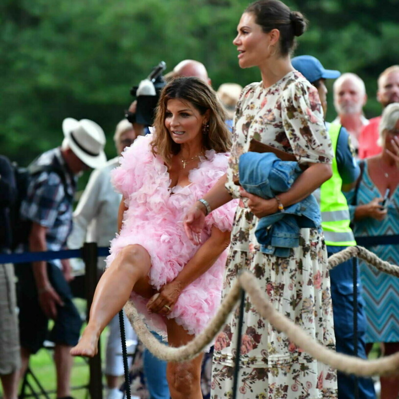 Carola Häggkvist har inga problem med att kasta skorna, även om hon är i kungligt sällskap! Carola Häggkvist och kronprinsessan Victoria
