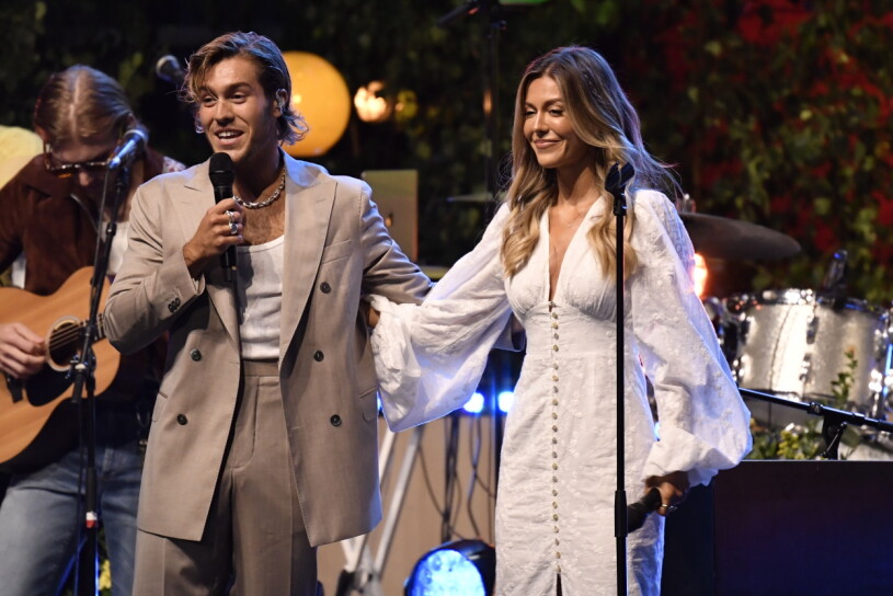 Biancas lillebror Benjamin är en av gästerna i det nästa sista avsnittet av talkshowen. Benjamin Ingrosso uppträder med Bianca Ingrosso under Allsångsscenen är din på Skansen.