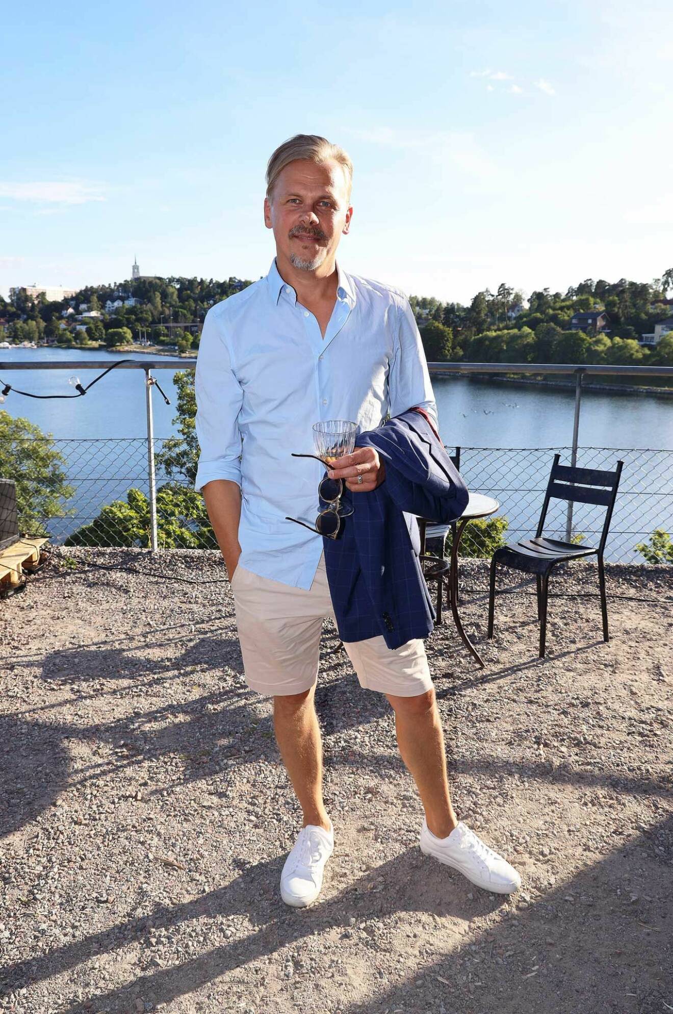 Även Carolas exkärlek, musikern Jimmy Källqvist, var somrig i ljusblå skjorta och shorts.