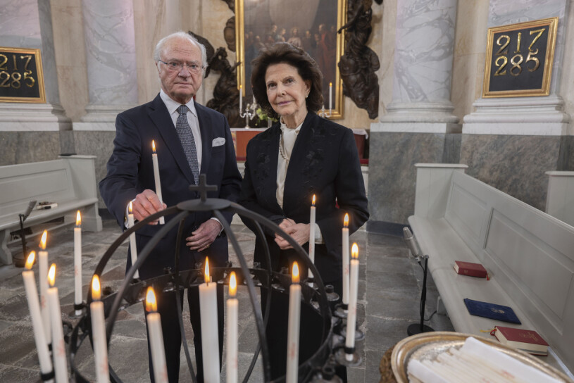 Kungaparet under minnesceremonin. Kungaparet Minnesceremoni Covid-19 Drottningholm Drottningholms slottskyrka