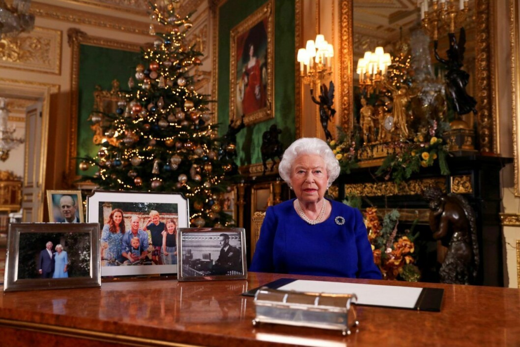 Prins Harry och Meghan fick inte vara med bland fotografierna på drottningens bord. Drottningen tog en bild inför sitt årliga jultal.